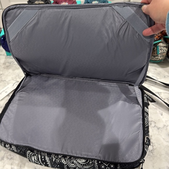 New with tag Vera Bradley crossbody laptop case Stellar Paisley - Picture 4 of 10